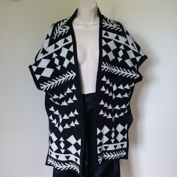 Mudd Poncho Shoulder Throw In Black & White Shawl - Picture 6 of 8
